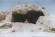 Maaloula - jaskinie wydrążone w skałach

